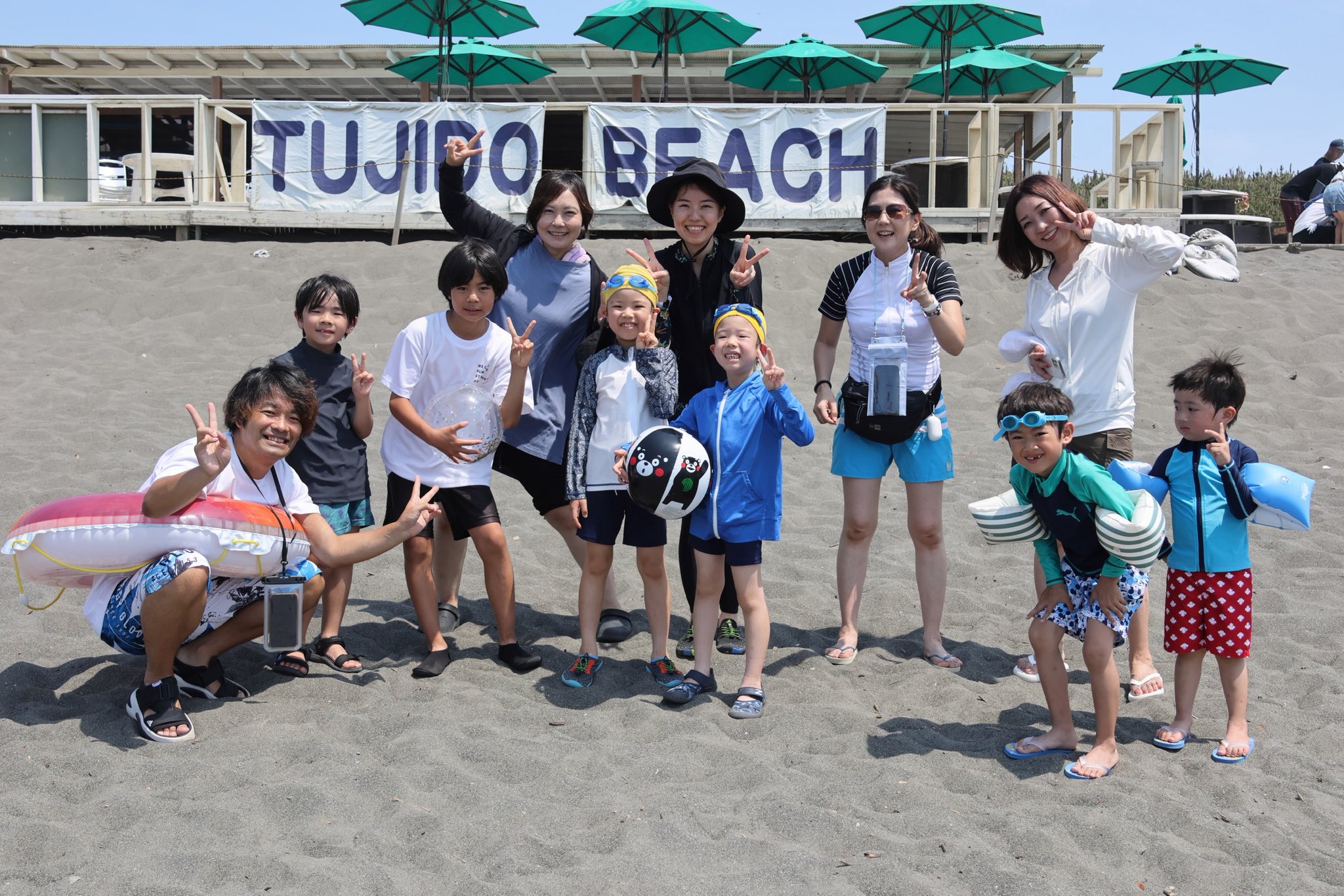 海辺で家族と過ごすイメージ